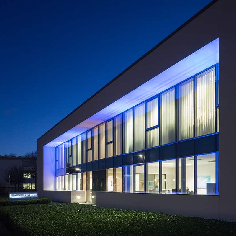 PORTEC - Metallbausysteme GmbH - Firmengebäude abends
